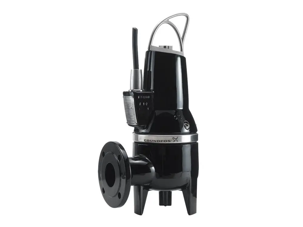 Schwarze Tauchmotorpumpe mit Anschlussflansch und Schutzleitungsgehäuse. Grundfos-Logo sichtbar. Geeignet für den Einsatz in wasserführenden Systemen.