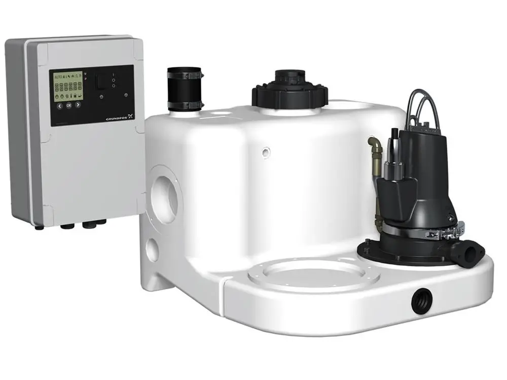 Hebeanlage von Grundfos, bestehend aus einem weißen Tank mit einer Pumpe und einem angeschlossenen Steuerungselement auf der linken Seite.
