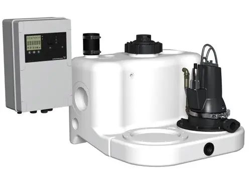 Hebeanlage von Grundfos, bestehend aus einem weißen Tank mit einer Pumpe und einem angeschlossenen Steuerungselement auf der linken Seite.