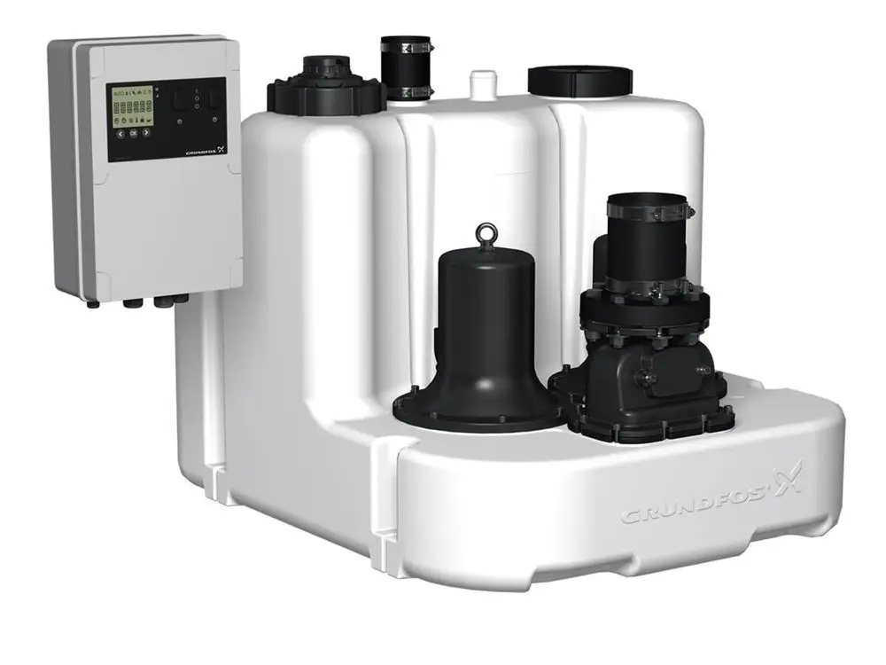 Grundfos Hebeanlage in weißer Ausführung mit einem Steuergerät auf der linken Seite, Pumpe und Eingängen für Rohrleitungen auf der rechten Seite.