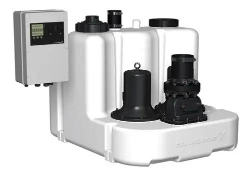 Grundfos Hebeanlage in weißer Ausführung mit einem Steuergerät auf der linken Seite, Pumpe und Eingängen für Rohrleitungen auf der rechten Seite.