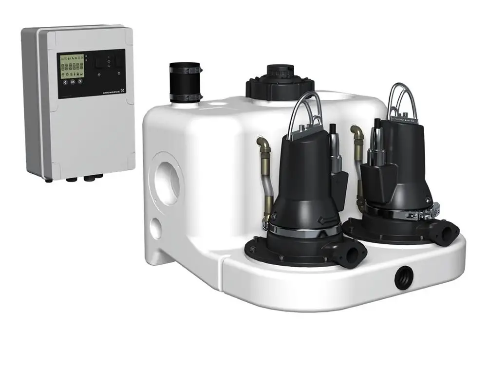 Zwei schwarze Tauchpumpen in einer weißen Hebeanlage von Grundfos, verbunden mit einem Steuergerät in grauer Box.