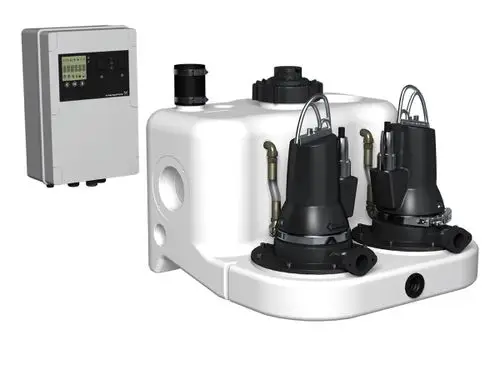 Zwei schwarze Tauchpumpen in einer weißen Hebeanlage von Grundfos, verbunden mit einem Steuergerät in grauer Box.