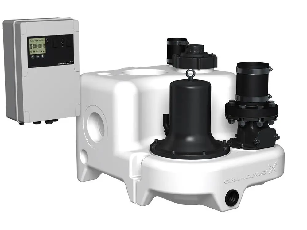 Abwasserhebeanlage von Grundfos mit zwei Rohranschlüssen und einem Steuergerät, montiert auf einer weißen Grundplatte.