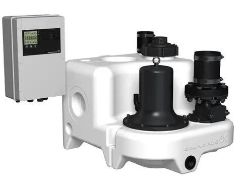 Abwasserhebeanlage von Grundfos mit zwei Rohranschlüssen und einem Steuergerät, montiert auf einer weißen Grundplatte.