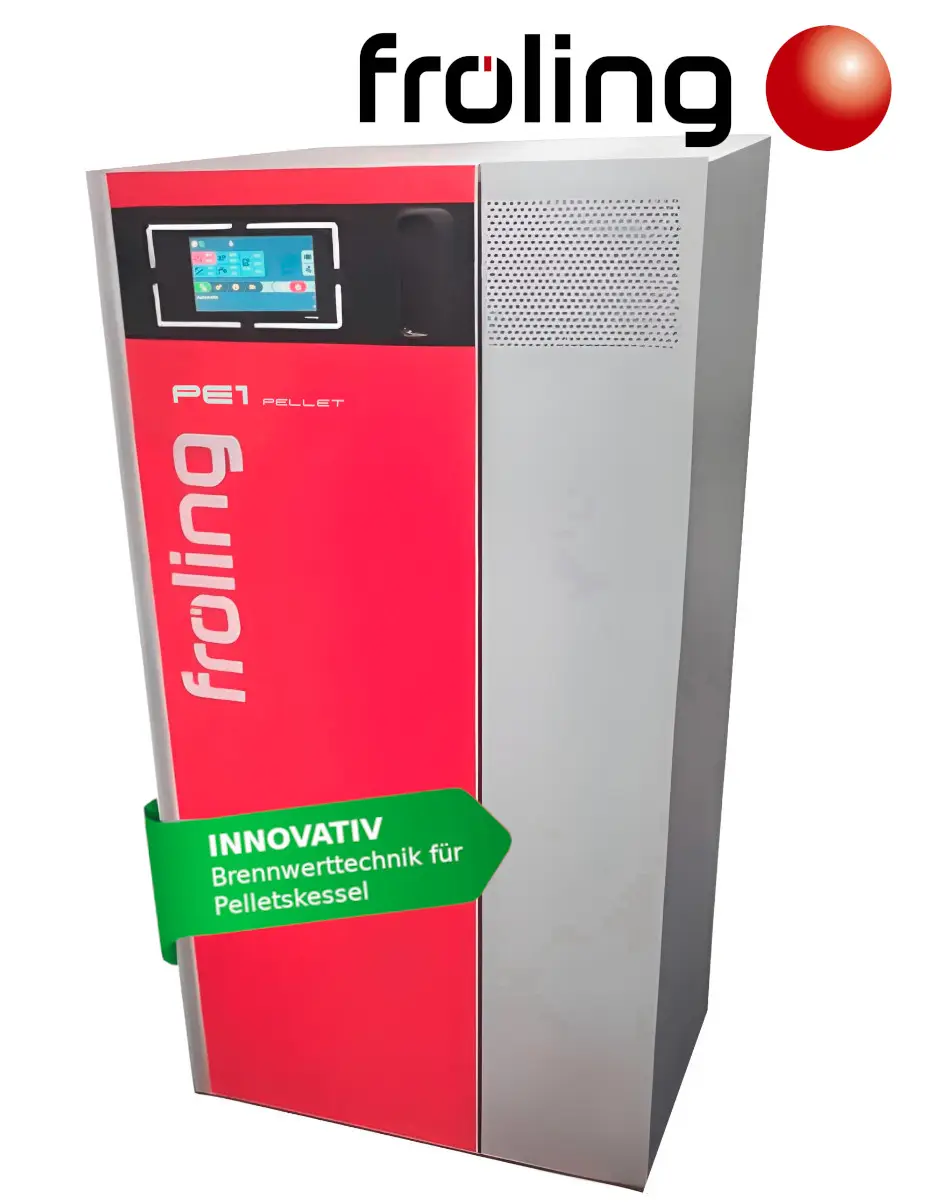 Pelletkessel der Marke Fröling mit rotem Gehäuse und einem 7-Zoll-Touch-Display. Auf dem Gerät befindet sich ein Hinweis auf innovative Brennwerttechnik.