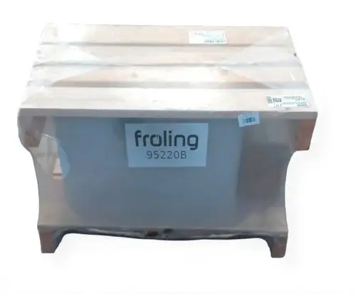 Holzkiste mit transparentem Schutzmaterial, darauf das Logo "Fröling" und eine Artikelnummer. Die Kiste scheint für einen Austausch von Brennkammerteilen vorgesehen zu sein.