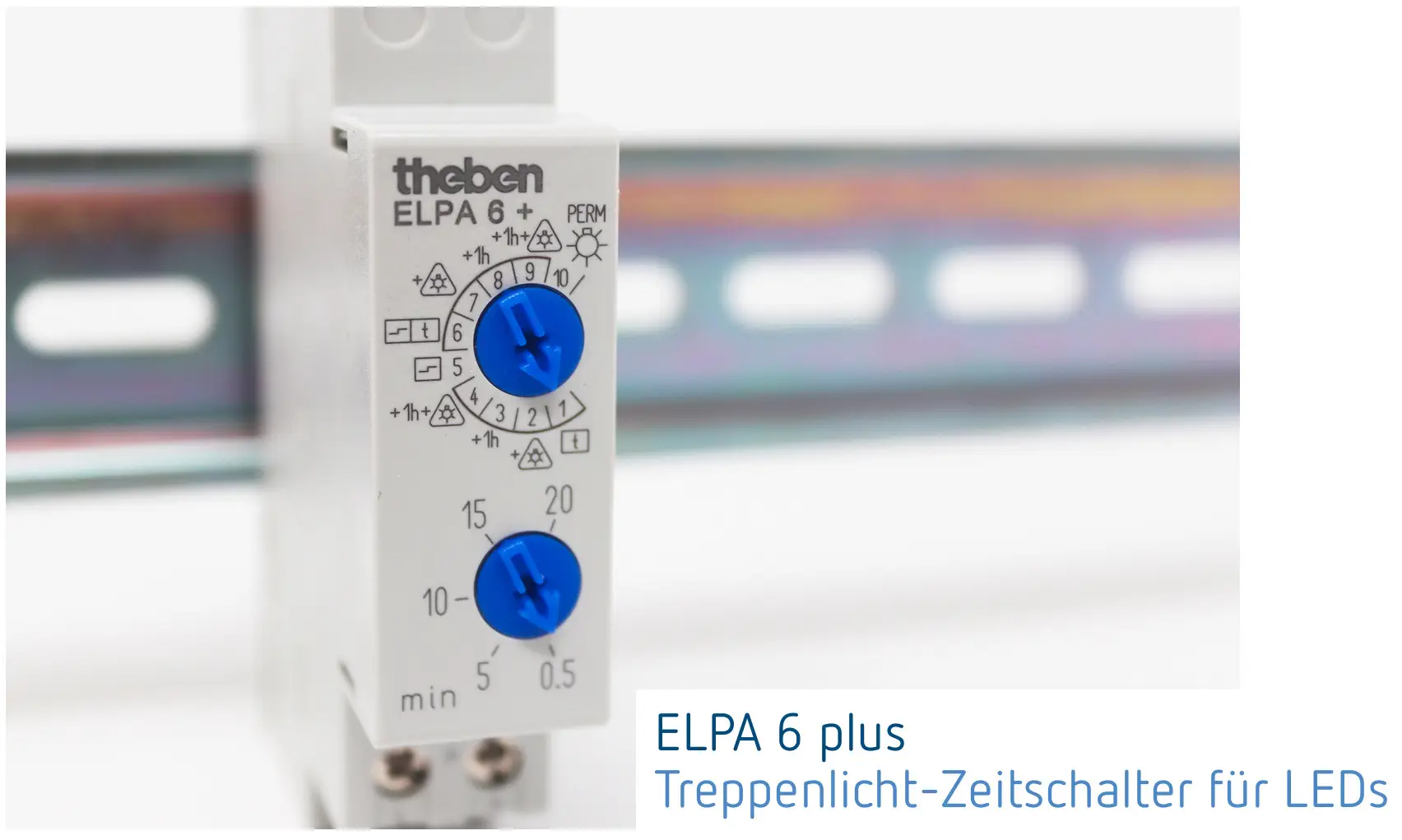 Theben Zeitschalter für Treppenlicht, ausgestattet mit zwei blauen Einstellknöpfen und verschiedenen Zeitfunktionen, montiert auf einer Tragschiene.