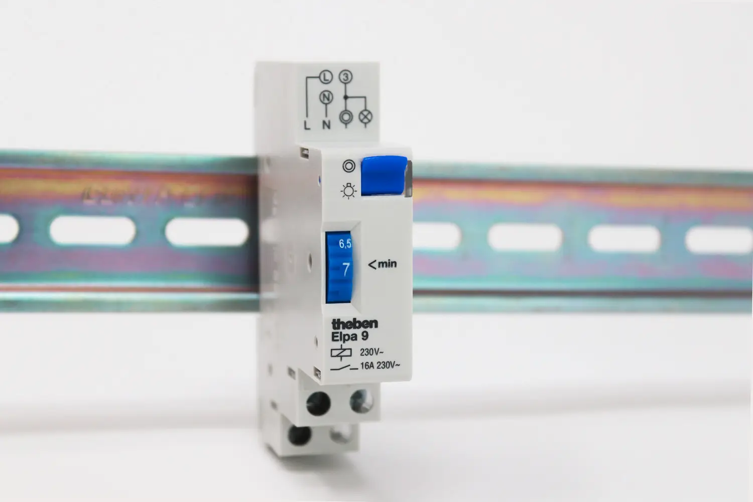 Theben-Schalter in kompaktem Design, montiert auf einem Trägerschienenprofil. Mit einstellbarem Timer, grundlegend für die Steuerung von Beleuchtung und anderen elektrischen Geräten.
