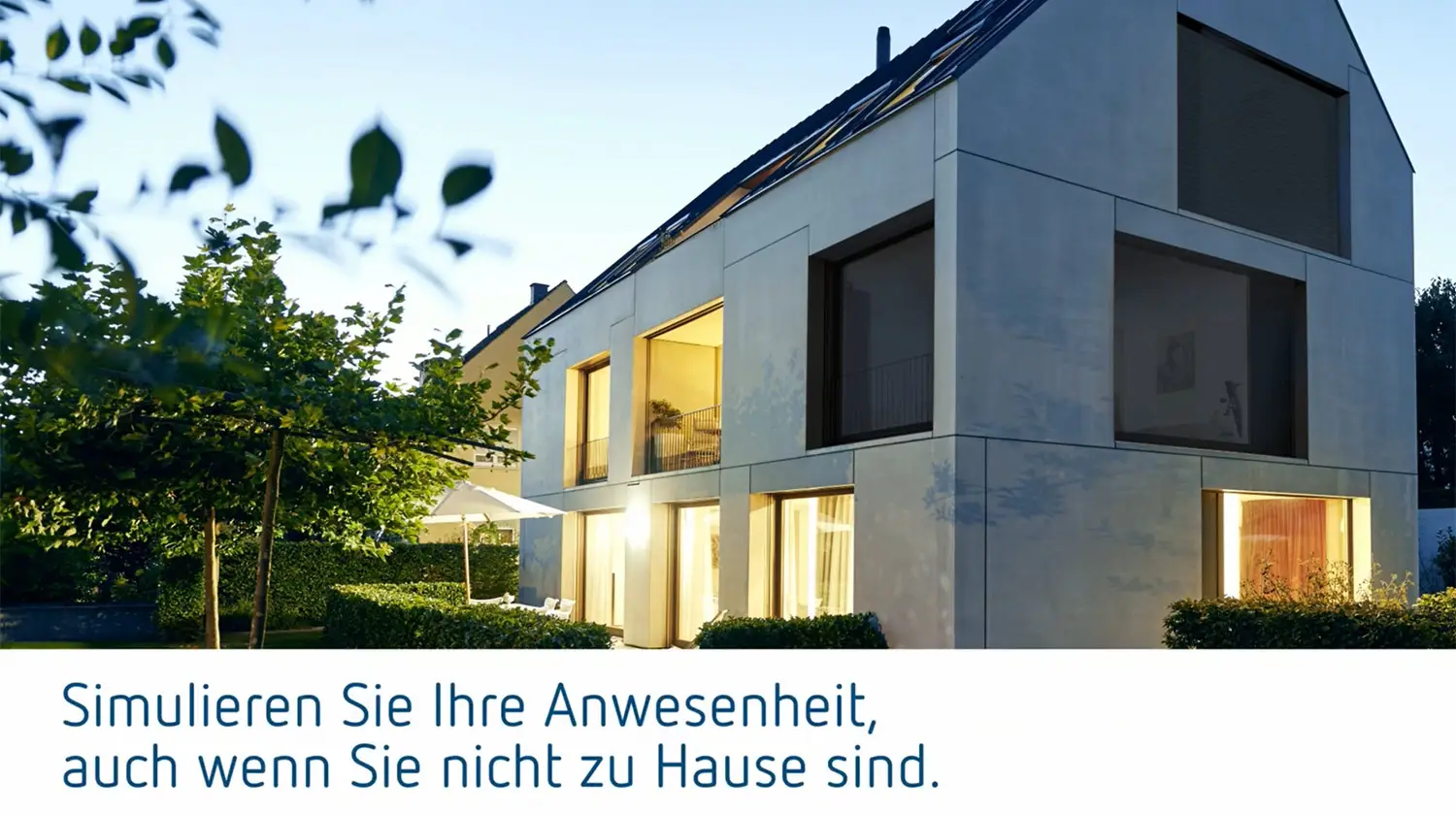 Moderne Architektur eines Hauses mit großen Fenstern, umgeben von Bäumen und Sträuchern. Der Außenbereich ist grün gestaltet, und das Ambiente wirkt einladend. Das Bild zeigt die Möglichkeiten der Theben-Technologie.