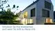 Moderne Architektur eines Hauses mit großen Fenstern, umgeben von Bäumen und Sträuchern. Der Außenbereich ist grün gestaltet, und das Ambiente wirkt einladend. Das Bild zeigt die Möglichkeiten der Theben-Technologie.