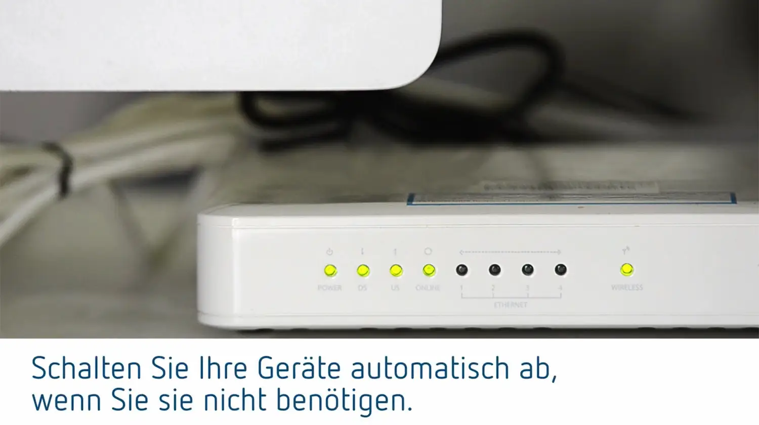 Digitaler Zeitsteuerungsmechanismus für elektrische Geräte, präsentiert von Theben, mit mehreren Statusanzeigen für Strom, Online-Verbindung und Funktionalität.
