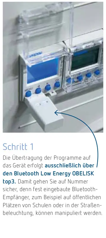 Gerät von Theben mit einem Bluetooth-Sender, der in eine Wandsteckdose eingesteckt ist. Es sind zwei Displays und mehrere Bedientasten sichtbar.