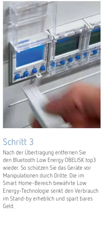 Einbaugerät der Marke Theben mit mehreren Tasten und Display, das für die Bluetooth Low Energy Verbindung genutzt wird. Installationselement für Smart Home-Anwendungen.