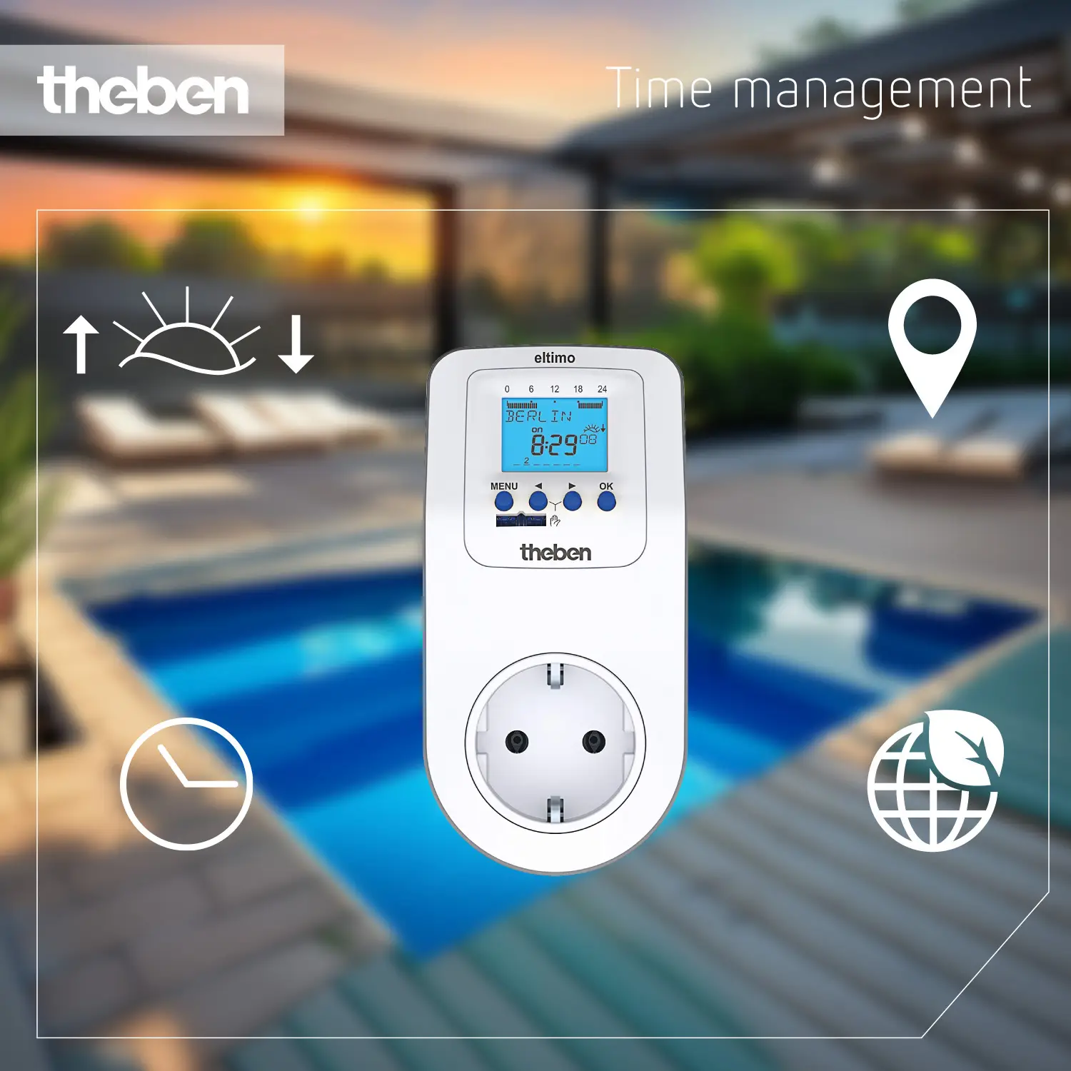 Digitale Steckdosen-Zeitschaltuhr von Theben mit LCD-Anzeige und Zeiteinstellung. Abgebildet im Außenbereich mit Pool und Lounge-Bereich im Hintergrund.