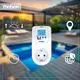 Digitale Steckdosen-Zeitschaltuhr von Theben mit LCD-Anzeige und Zeiteinstellung. Abgebildet im Außenbereich mit Pool und Lounge-Bereich im Hintergrund.