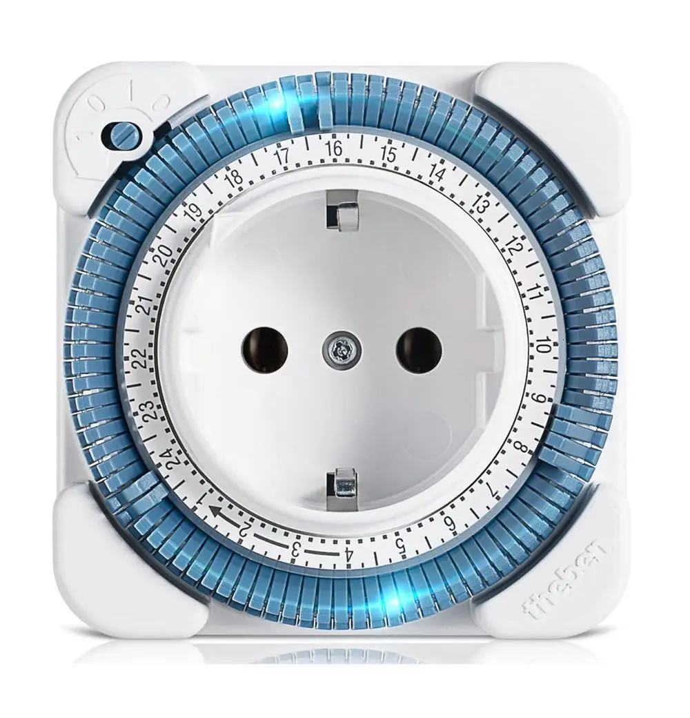 Analoge Steckdosen-Zeitschaltuhr von Theben mit einem drehbaren Timer-Ring zur Programmierung. Zeitanzeige auf einem weißen Gehäuse mit zwei Steckdosen.