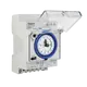 Theben Zeitschaltuhr mit mechanischem Tagesprogramm, geeignet für DIN-Schiene, mit transparentem Deckel und analoger Zeitstellung auf der Front.