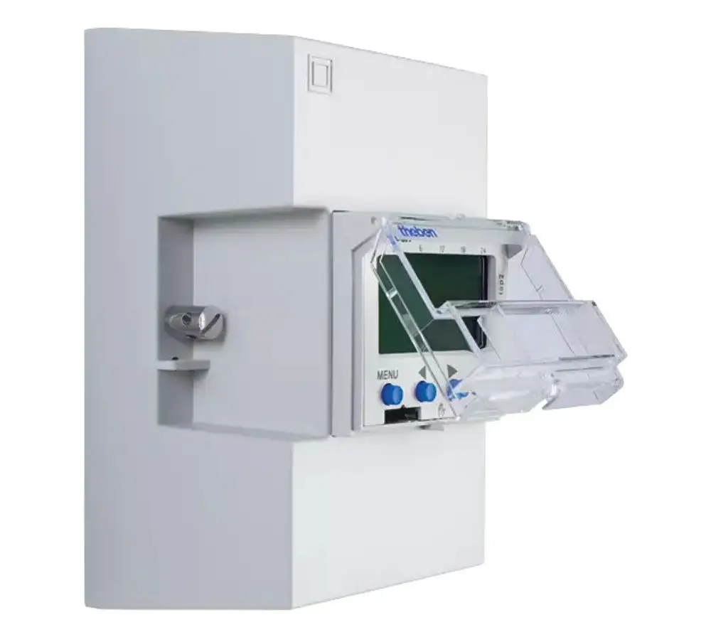 Wandmontage-Set in Weiß von Theben mit einem transparenten Schutzdeckel über einem digitalen Display und Bedienelementen, montiert an einer weißen Wand.