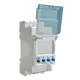 Digitale Zeitschaltuhr von Theben für Hutschiene. Das Gerät zeigt ein Display und hat Bedienelemente für die Programmierung. Es ist für den Einsatz in Verteileranlagen konzipiert.