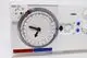 Weißer mechanischer Thermostat von Theben mit analogen Ziffernblättern, Zeitschaltuhr und Programmiermöglichkeiten für Tages- und Wochenzyklen.