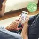Person nutzt eine App auf einem Smartphone zur Steuerung eines Thermostats von Theben, um die Raumtemperatur auf 21,7 °C einzustellen.