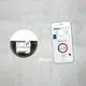 Theben Digitalthermostat mit Bluetooth-Verbindung, dargestellt mit geöffnetem Gehäuse und App-Schnittstelle, die aktuelle Temperatur anzeigt. Unterputzmontage sichtbar.