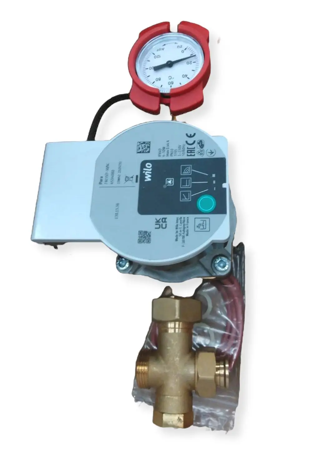 Zirkulationspumpenset mit Druckmesser und Kupfer-Kugelhahn, hergestellt von Juratherm, zur Regelung von Wasserströmen in Heizsystemen.