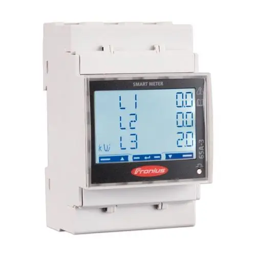 Fronius Smart Meter mit digitalem Display zur Anzeige von Energieverbrauch in verschiedenen Phasen. Gerät für die Montage auf einer Hutschiene.
