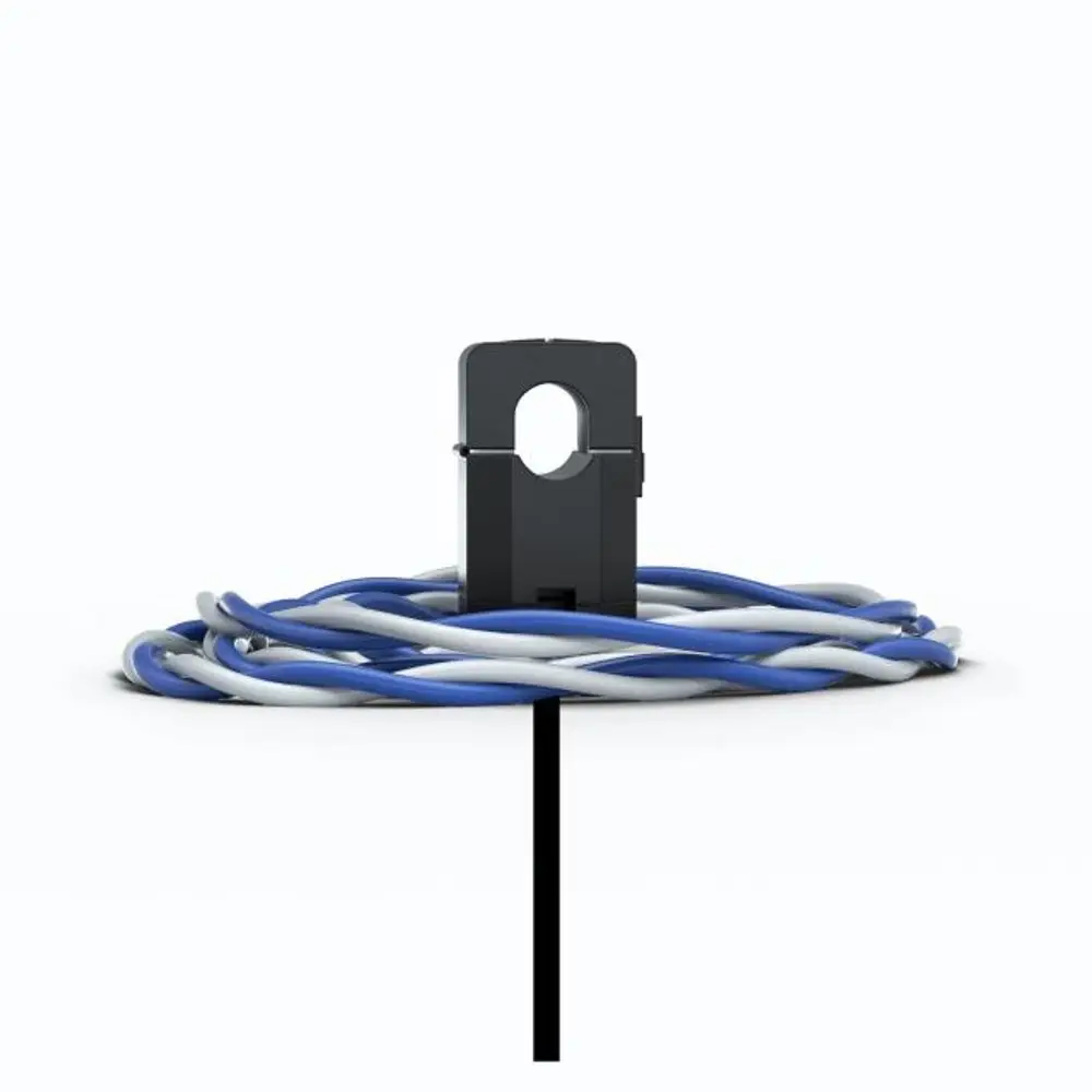 Schwarzer Klapp-Stromwandler mit umwickelten blauen und grauen Kabeln, auf weißem Hintergrund, hergestellt von Enphase.