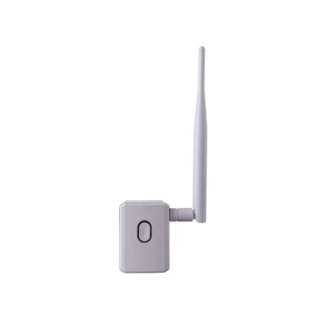 Weißes Netzwerkgerät mit einer Antenne und einem quadratischen Gehäuse. Vorne befindet sich ein Druckknopf. Produkt von SolarEdge.