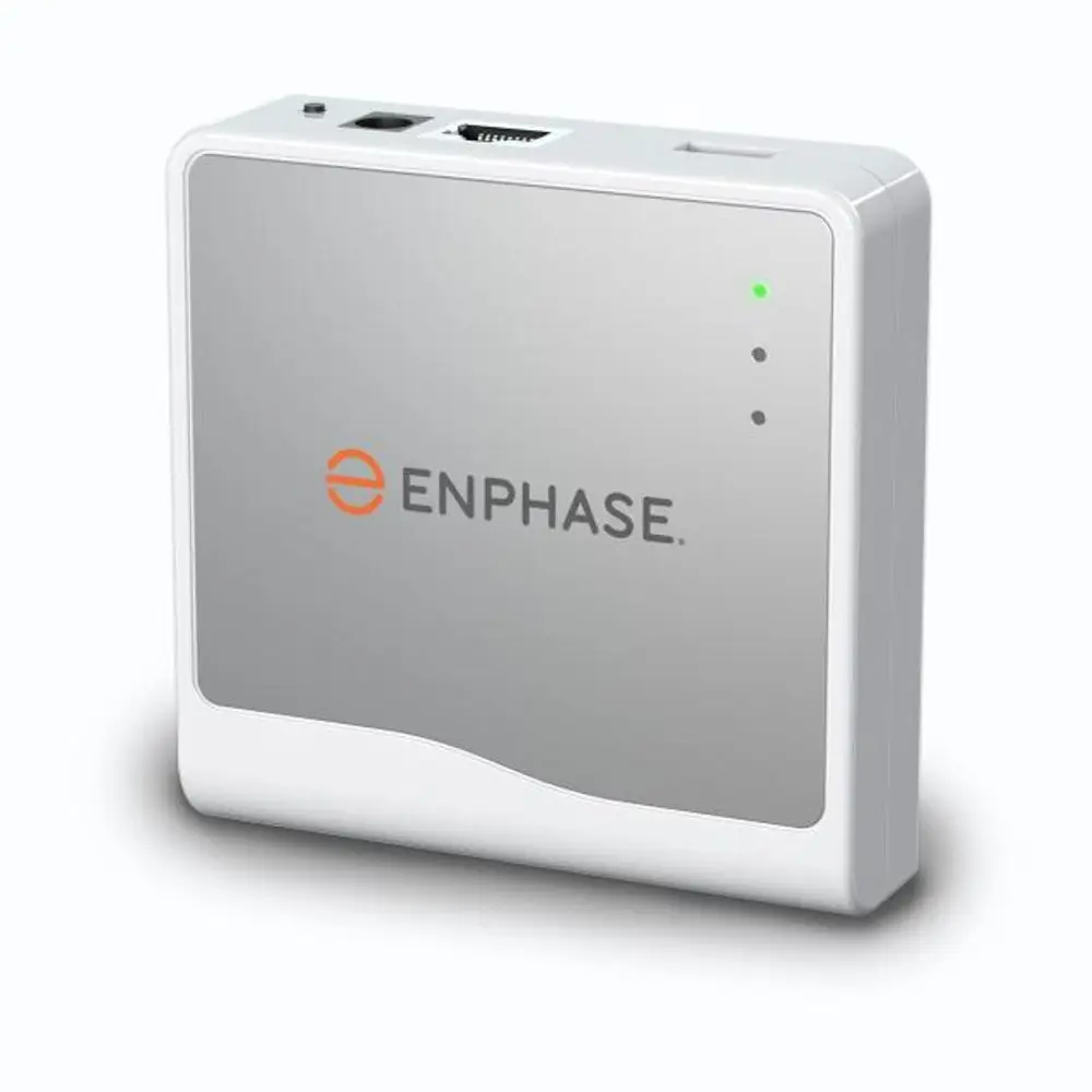 Weißer, quadratischer Router mit einem spiegelnden Oberflächenbereich und dem Logo von Enphase. An den Seiten befinden sich Anschlussmöglichkeiten und einige Statusanzeigen.