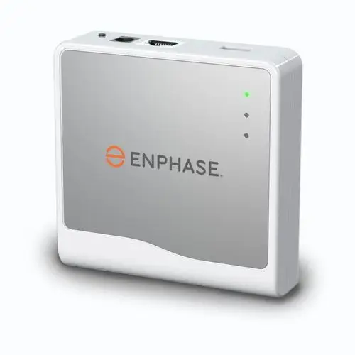 Weißer, quadratischer Router mit einem spiegelnden Oberflächenbereich und dem Logo von Enphase. An den Seiten befinden sich Anschlussmöglichkeiten und einige Statusanzeigen.