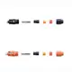 Zwei zerlegte Kabelstecker mit Schwarz- und Orangetönen, teils transparent. Teile auf weißem Hintergrund angeordnet. Erkennbar ist die Marke BYD.