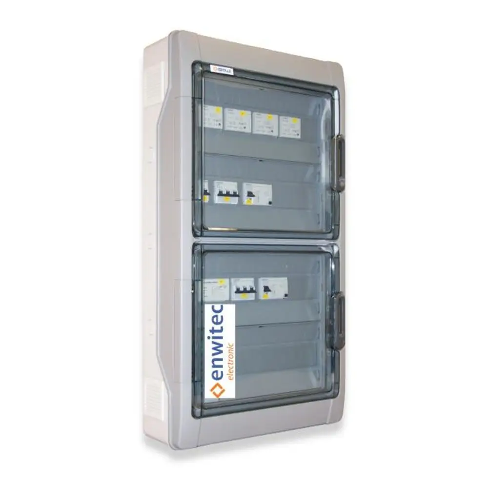 Zwei Etagen von enwitec sicher verschlossenen Stromverteilungsboxen mit transparenten Fronten und Schaltern für elektrische Installationen.