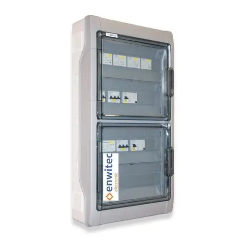 Zwei Etagen von enwitec sicher verschlossenen Stromverteilungsboxen mit transparenten Fronten und Schaltern für elektrische Installationen.