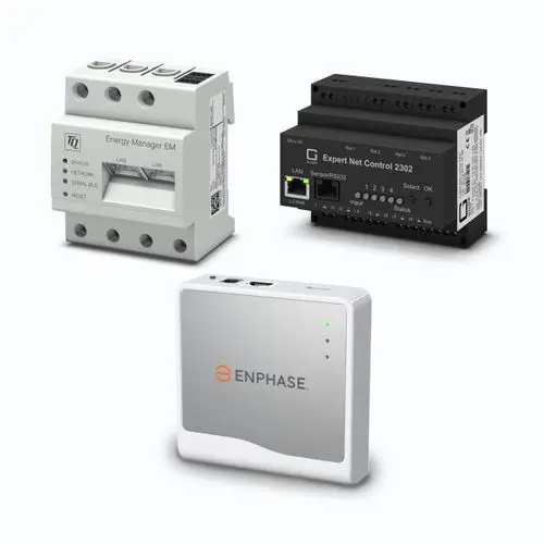 Drei Geräte zur Energieüberwachung und -steuerung. Dazu gehören ein Enphase-Gerät, ein Energy Manager und ein Net Control Modul, alle in neutralen Farben.