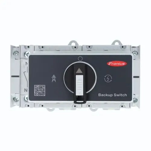 Schalter von Fronius zur Steuerung von Backup-Stromquellen, ausgestattet mit einem Drehregler und einer Schalt- sowie QR-Code-Anzeige. Montagemöglichkeiten sichtbar.