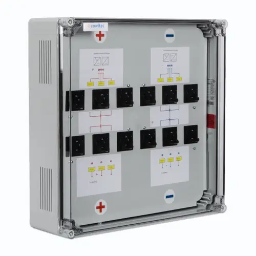 Enwitec-Gerät mit mehreren Steckdosen, Beschriftungen zur Konfiguration und Ladezustandsanzeigen für Akkus. Klare Anordnung und funktionale Nutzung zur Energieverwaltung.