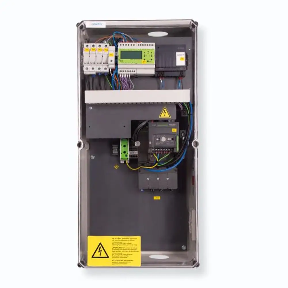 Schaltschrank von Enwitec mit elektrischen Komponenten, Kabelverbindungen und Sicherungen, ausgestattet für TT/TN-Netze, sichtbar gekennzeichnet mit Warnhinweisen.