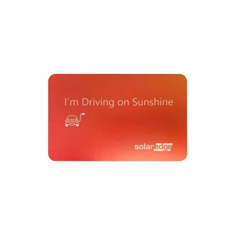 Rote RFID-Karte mit der Aufschrift „I’m Driving on Sunshine“ und einer Abbildung eines Autos mit Ladekabel, produziert von SolarEdge.