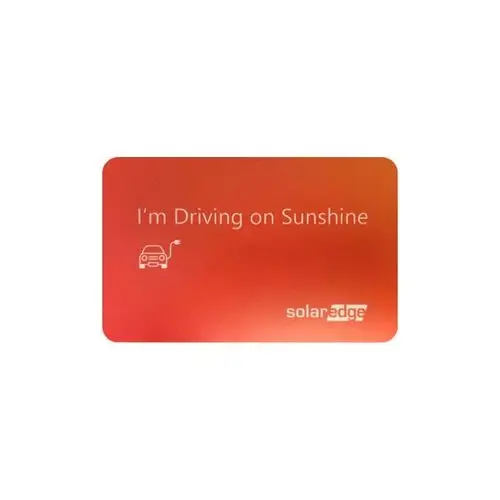 Rote RFID-Karte mit der Aufschrift „I’m Driving on Sunshine“ und einer Abbildung eines Autos mit Ladekabel, produziert von SolarEdge.