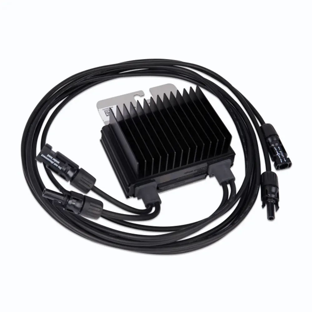 SolarEdge-Gerät mit Kühlkörper und mehreren Kabeln. Die Kabel sind für den Anschluss vorgesehen und haben verschiedene Steckverbindungen.