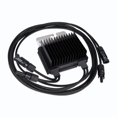 SolarEdge-Gerät mit Kühlkörper und mehreren Kabeln. Die Kabel sind für den Anschluss vorgesehen und haben verschiedene Steckverbindungen.