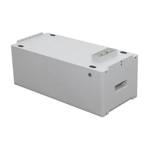 Weiße Batteriespeicherbox von BYD, rechteckige Form mit Anschlussklemmen an der Oberseite und Entlüftungsschlitzen auf der Seite, platziert auf einem neutralen Hintergrund.