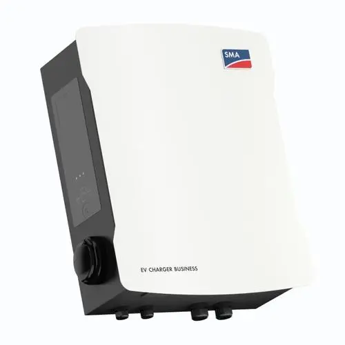 SMA EV Charger Business — Wandladestation in Weiß/Anthrazit mit seitlichem Touchdisplay, Ladekabelanschluss und Kabeleinführungen, Schrägansicht