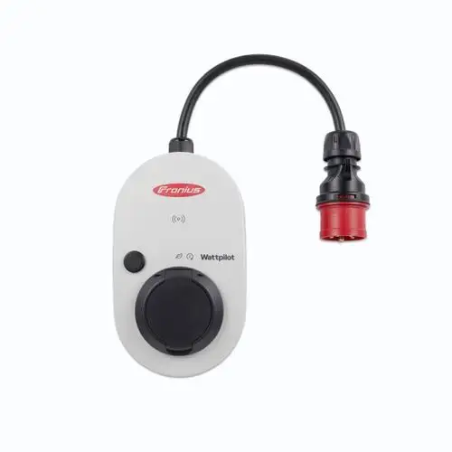Fronius Ladegerät mit einem Drehknopf und eine rote Steckverbindung. Das Gerät hat eine kompakte Form und ermöglicht die Verbindung für das Laden.