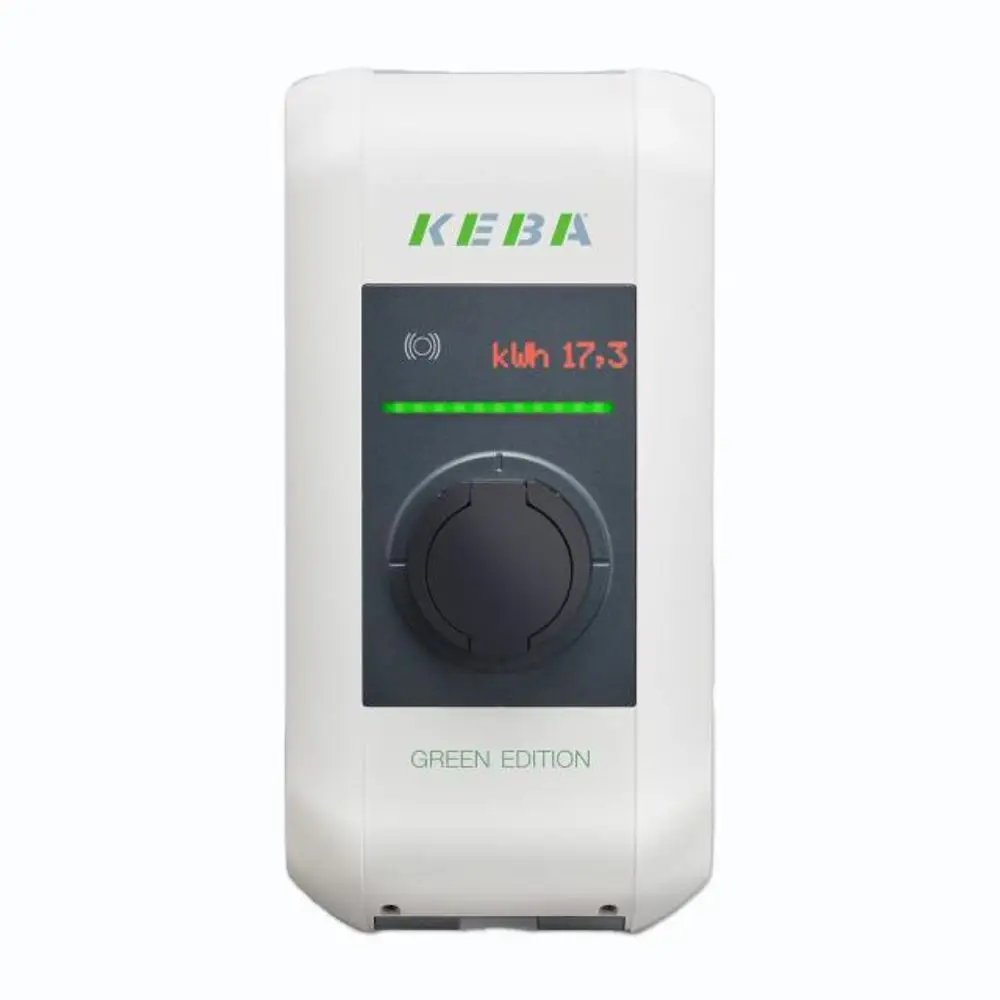 KEBA KC-P30 Green Edition Wallbox — Frontansicht in Weiß mit OLED-Display (kWh-Anzeige), grüner LED-Statusleiste, RFID-Lesefläche und Typ-2-Steckdose