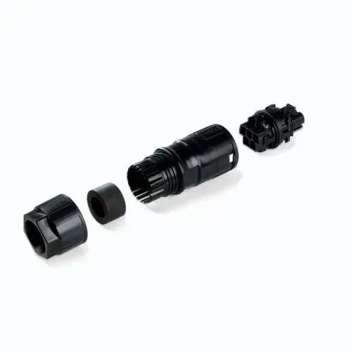 Schwarze Steckverbindung bestehend aus mehreren Komponenten, darunter ein zylindrischer Stecker und ein Adapter. Geeignet für eine dreiphasige Anwendung, Marke Enphase.
