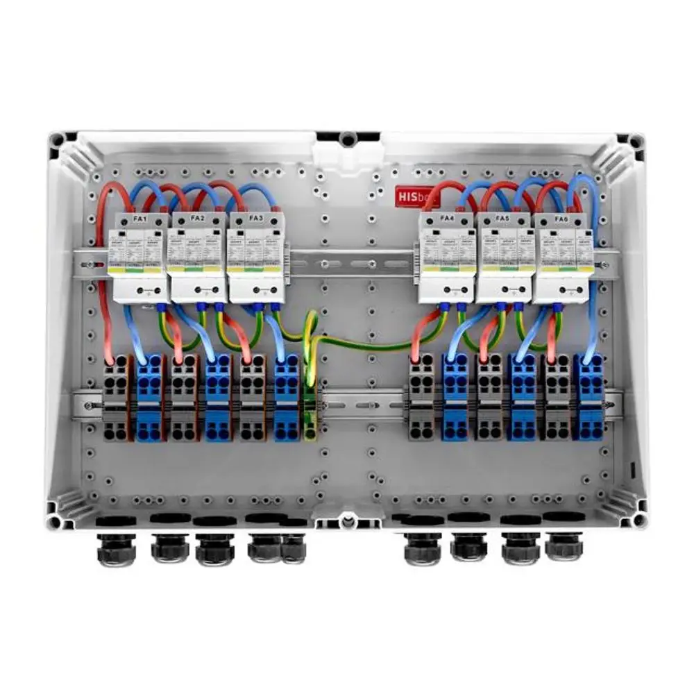 DC Combiner-Box mit mehreren Sicherungen und Verbindungsklemmen, hergestellt von HIS. Die Innenansicht zeigt verdrahtete Komponenten zur Energieverteilung.